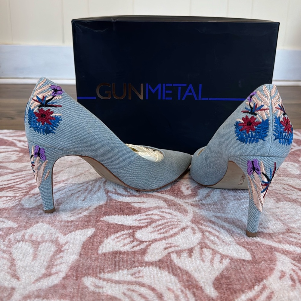 Gorgeous 3” heels - worn twice - light denim with embroidery